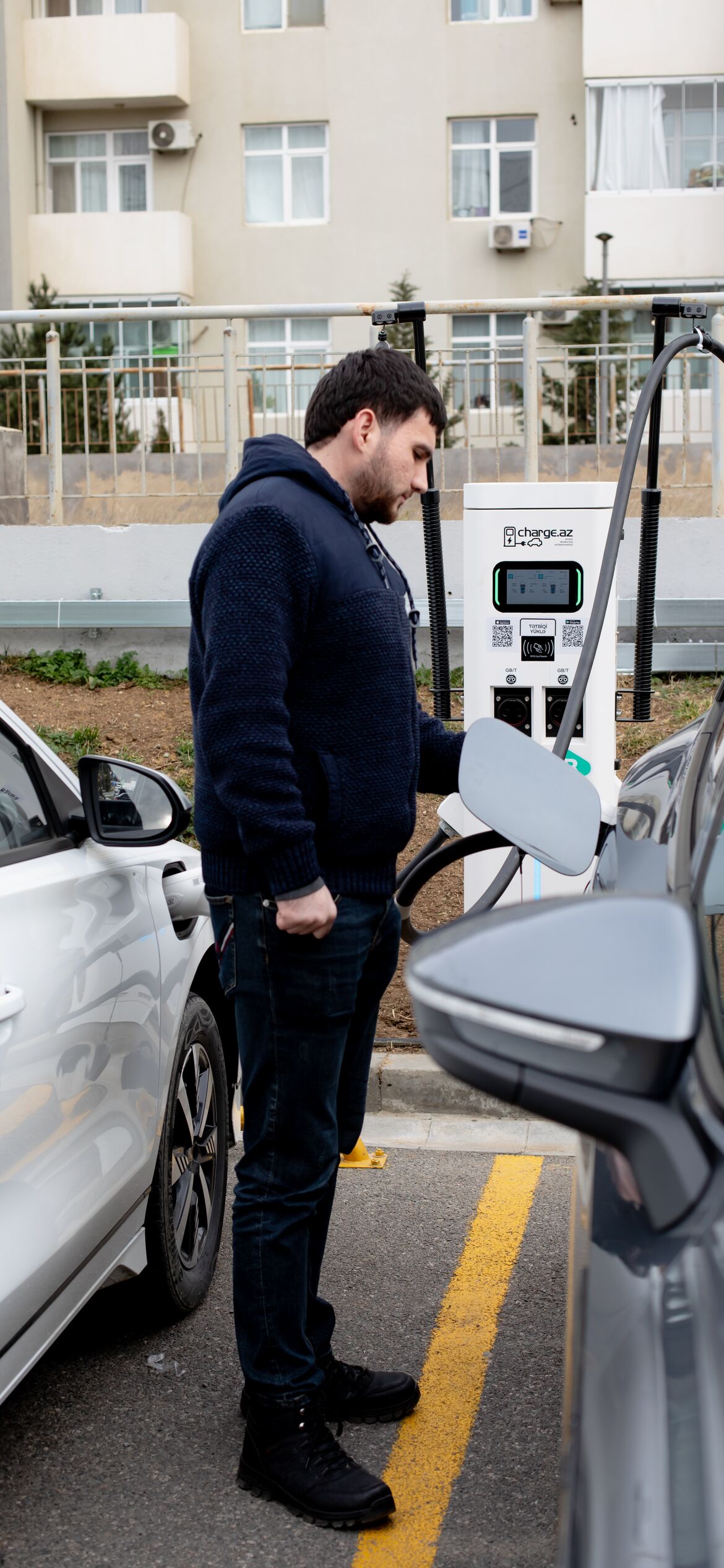 Sürücü Charge.az stansiyasında elektromobilini şarj edir